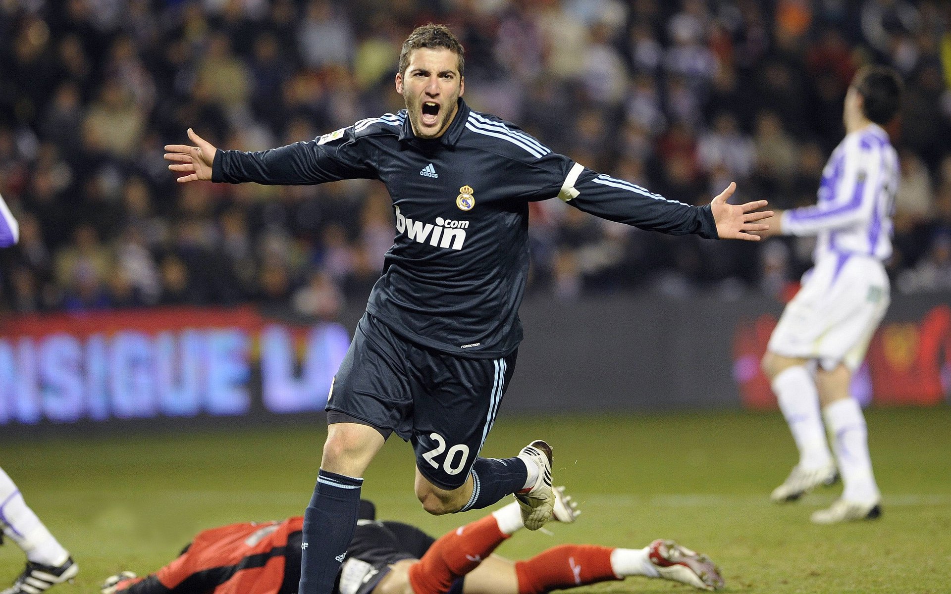 欧冠十六强首回合:皇马主场1比0曼城 本泽马点球制胜